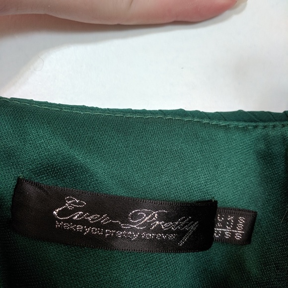 Long Green Prom/ Grad Dress - Picture 5 of 7